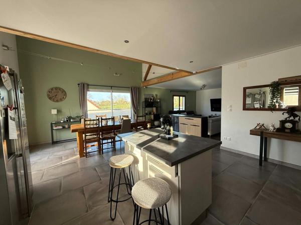 Maison familiale récente avec 4 Chambres.