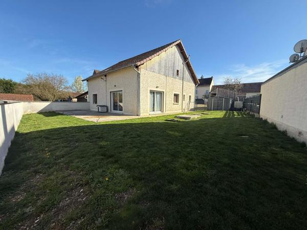 Maison familiale récente avec 4 Chambres.