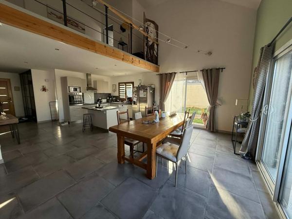 Maison familiale récente avec 4 Chambres.