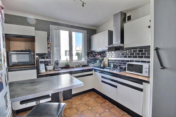 MONTREUIL, DANS UNE RESIDENCE AVEC ESPACES VERTS, PROCHE DE LA NOUVELLE LIGNE DE METRO 11 STATION LA DHUYS, 4 PIECES TRAVERSANT EST/OUEST AVEC RESSERRE ET BOX