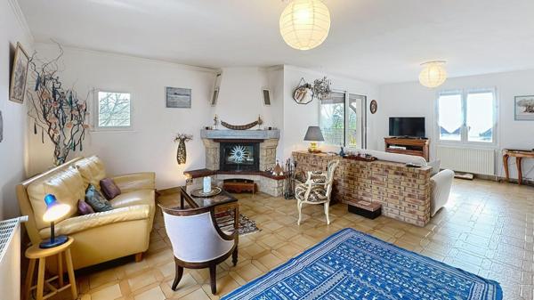 Chécy Centre et Canal/Loire, emplacement privilégié : nature et pratique pour cette maison 5 chambres, possible 6, sur sous-sol total.