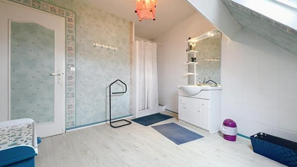 Chécy Centre et Canal/Loire, emplacement privilégié : nature et pratique pour cette maison 5 chambres, possible 6, sur sous-sol total.