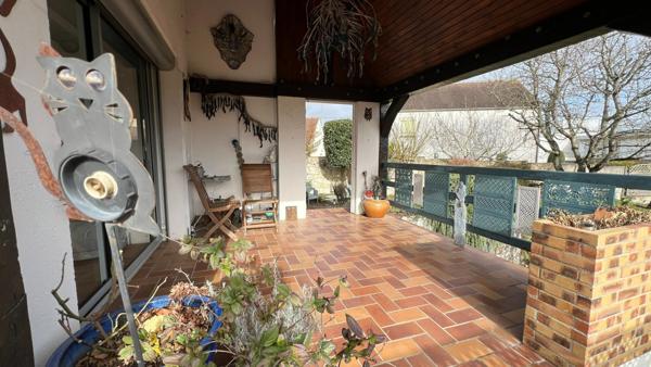 Chécy Centre et Canal/Loire, emplacement privilégié : nature et pratique pour cette maison 5 chambres, possible 6, sur sous-sol total.