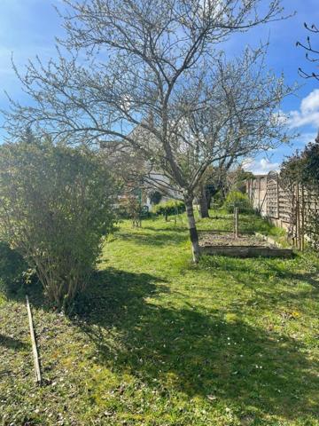 Chécy Centre et Canal/Loire, emplacement privilégié : nature et pratique pour cette maison 5 chambres, possible 6, sur sous-sol total.
