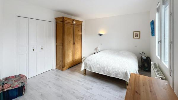 Chécy Centre et Canal/Loire, emplacement privilégié : nature et pratique pour cette maison 5 chambres, possible 6, sur sous-sol total.