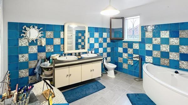 Chécy Centre et Canal/Loire, emplacement privilégié : nature et pratique pour cette maison 5 chambres, possible 6, sur sous-sol total.