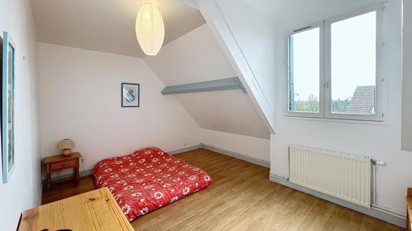 Chécy Centre et Canal/Loire, emplacement privilégié : nature et pratique pour cette maison 5 chambres, possible 6, sur sous-sol total.