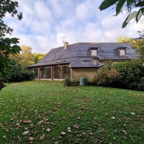 A VENDRE, dans un cadre de verdure, en sortie de bourg, à 15 min de MAYENNE, nous proposons à l...