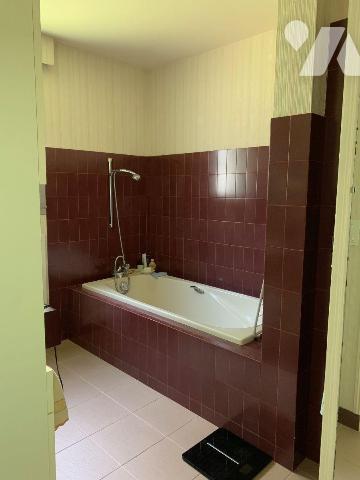 A VENDRE, dans un cadre de verdure, en sortie de bourg, à 15 min de MAYENNE, nous proposons à l...