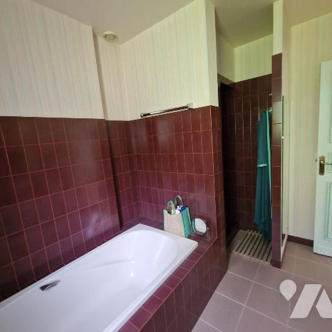 A VENDRE, dans un cadre de verdure, en sortie de bourg, à 15 min de MAYENNE, nous proposons à l...