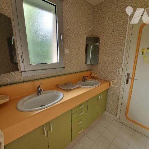 A VENDRE, dans un cadre de verdure, en sortie de bourg, à 15 min de MAYENNE, nous proposons à l...