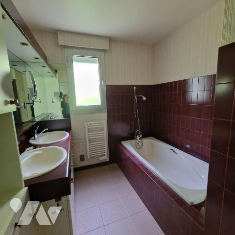 A VENDRE, dans un cadre de verdure, en sortie de bourg, à 15 min de MAYENNE, nous proposons à l...