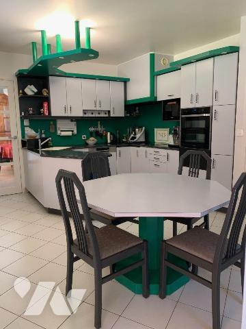 A VENDRE, dans un cadre de verdure, en sortie de bourg, à 15 min de MAYENNE, nous proposons à l...