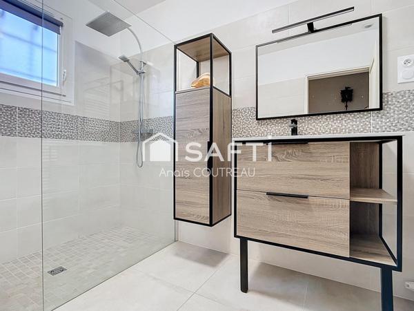 CHARMANTE MAISON DE PLAIN PIED AVEC PISCINE PROCHE DU CENTRE VILLE