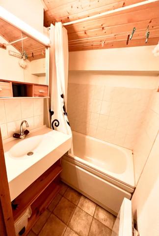 Appartement 2 pièces cabine de 49m2 utile au dernière étage, avec cave, place de parking privatif, vue dégagée et sans vis à vis