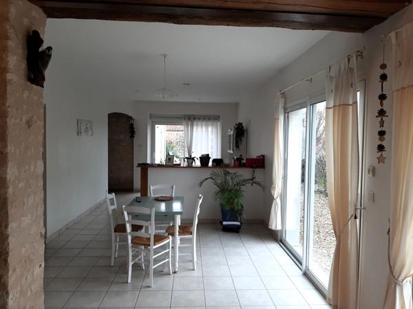 Maison spacieuse et moderne avec cachet de la pierre à Fontaines – Proche de Fontenay-le-Comte