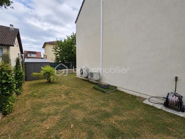 Dans un quartier très recherché et calme de Montfermeil.
À proximité du tram T4 (stations Hôpital de Montfermeil et Clichy–Montfermeil), facilitant les déplacements vers Bondy, Aulnay-sous-Bois et les correspondances avec le RER.
Proximité école maternelle et élémentaire Joliot Curie à 4 minutes à pied.

À la recherche d'une maison récente, sans travaux et prête à vivre ? Cette maison construite en 2019, encore couverte par la garantie décennale jusqu'en 2029, saura vous séduire par ses prestations de qualité et son environnement calme.
Édifiée sur un terrain de 395 m², elle offre une surface habitable de 82 m² parfaitement agencée avec en plus un abri de jardin carrelé de 20m². (soit 102m² de surface utile).
Au rez-de-chaussée, vous découvrirez une entrée, un cellier, une belle cuisine de qualité aménagée et équipée ouverte sur un salon-séjour lumineux, ainsi qu'un WC indépendant.
À l'étage, un palier dessert 3 chambres, une salle d'eau moderne avec douche à l'italienne et un second WC.
À l'extérieur, un véritable atout : une dépendance de 20 m², entièrement carrelée et isolée, pouvant être aménagée selon vos envies en bureau, salle de sport, atelier, espace de télétravail.
La maison bénéficie d'une climatisation réversible installée en 2025 et d'un excellent DPE B, garantissant confort et économies d'énergie.
L'allée permet de stationner plusieurs véhicules sur la propriété.
Les atouts :
✔ Construction 2019
✔ Garantie décennale jusqu'en 2029
✔ Aucun travaux à prévoir
✔ Climatisation réversible 

Une maison clé en main !