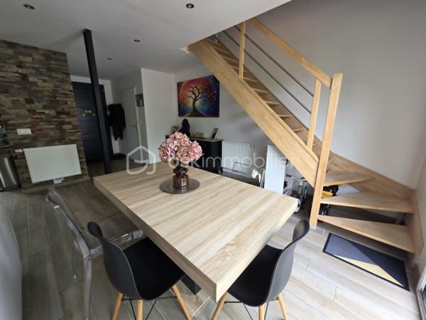 Dans un quartier très recherché et calme de Montfermeil.
À proximité du tram T4 (stations Hôpital de Montfermeil et Clichy–Montfermeil), facilitant les déplacements vers Bondy, Aulnay-sous-Bois et les correspondances avec le RER.
Proximité école maternelle et élémentaire Joliot Curie à 4 minutes à pied.

À la recherche d'une maison récente, sans travaux et prête à vivre ? Cette maison construite en 2019, encore couverte par la garantie décennale jusqu'en 2029, saura vous séduire par ses prestations de qualité et son environnement calme.
Édifiée sur un terrain de 395 m², elle offre une surface habitable de 82 m² parfaitement agencée avec en plus un abri de jardin carrelé de 20m². (soit 102m² de surface utile).
Au rez-de-chaussée, vous découvrirez une entrée, un cellier, une belle cuisine de qualité aménagée et équipée ouverte sur un salon-séjour lumineux, ainsi qu'un WC indépendant.
À l'étage, un palier dessert 3 chambres, une salle d'eau moderne avec douche à l'italienne et un second WC.
À l'extérieur, un véritable atout : une dépendance de 20 m², entièrement carrelée et isolée, pouvant être aménagée selon vos envies en bureau, salle de sport, atelier, espace de télétravail.
La maison bénéficie d'une climatisation réversible installée en 2025 et d'un excellent DPE B, garantissant confort et économies d'énergie.
L'allée permet de stationner plusieurs véhicules sur la propriété.
Les atouts :
✔ Construction 2019
✔ Garantie décennale jusqu'en 2029
✔ Aucun travaux à prévoir
✔ Climatisation réversible 

Une maison clé en main !