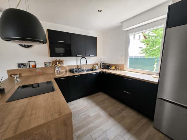 Dans un quartier très recherché et calme de Montfermeil.
À proximité du tram T4 (stations Hôpital de Montfermeil et Clichy–Montfermeil), facilitant les déplacements vers Bondy, Aulnay-sous-Bois et les correspondances avec le RER.
Proximité école maternelle et élémentaire Joliot Curie à 4 minutes à pied.

À la recherche d'une maison récente, sans travaux et prête à vivre ? Cette maison construite en 2019, encore couverte par la garantie décennale jusqu'en 2029, saura vous séduire par ses prestations de qualité et son environnement calme.
Édifiée sur un terrain de 395 m², elle offre une surface habitable de 82 m² parfaitement agencée avec en plus un abri de jardin carrelé de 20m². (soit 102m² de surface utile).
Au rez-de-chaussée, vous découvrirez une entrée, un cellier, une belle cuisine de qualité aménagée et équipée ouverte sur un salon-séjour lumineux, ainsi qu'un WC indépendant.
À l'étage, un palier dessert 3 chambres, une salle d'eau moderne avec douche à l'italienne et un second WC.
À l'extérieur, un véritable atout : une dépendance de 20 m², entièrement carrelée et isolée, pouvant être aménagée selon vos envies en bureau, salle de sport, atelier, espace de télétravail.
La maison bénéficie d'une climatisation réversible installée en 2025 et d'un excellent DPE B, garantissant confort et économies d'énergie.
L'allée permet de stationner plusieurs véhicules sur la propriété.
Les atouts :
✔ Construction 2019
✔ Garantie décennale jusqu'en 2029
✔ Aucun travaux à prévoir
✔ Climatisation réversible 

Une maison clé en main !