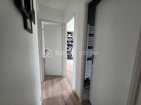 Dans un quartier très recherché et calme de Montfermeil.
À proximité du tram T4 (stations Hôpital de Montfermeil et Clichy–Montfermeil), facilitant les déplacements vers Bondy, Aulnay-sous-Bois et les correspondances avec le RER.
Proximité école maternelle et élémentaire Joliot Curie à 4 minutes à pied.

À la recherche d'une maison récente, sans travaux et prête à vivre ? Cette maison construite en 2019, encore couverte par la garantie décennale jusqu'en 2029, saura vous séduire par ses prestations de qualité et son environnement calme.
Édifiée sur un terrain de 395 m², elle offre une surface habitable de 82 m² parfaitement agencée avec en plus un abri de jardin carrelé de 20m². (soit 102m² de surface utile).
Au rez-de-chaussée, vous découvrirez une entrée, un cellier, une belle cuisine de qualité aménagée et équipée ouverte sur un salon-séjour lumineux, ainsi qu'un WC indépendant.
À l'étage, un palier dessert 3 chambres, une salle d'eau moderne avec douche à l'italienne et un second WC.
À l'extérieur, un véritable atout : une dépendance de 20 m², entièrement carrelée et isolée, pouvant être aménagée selon vos envies en bureau, salle de sport, atelier, espace de télétravail.
La maison bénéficie d'une climatisation réversible installée en 2025 et d'un excellent DPE B, garantissant confort et économies d'énergie.
L'allée permet de stationner plusieurs véhicules sur la propriété.
Les atouts :
✔ Construction 2019
✔ Garantie décennale jusqu'en 2029
✔ Aucun travaux à prévoir
✔ Climatisation réversible 

Une maison clé en main !