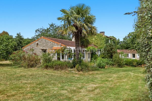 Vente
                Maison270 m² - 7 Pièces -
                    MACHECOUL SAINT MEME (44270)