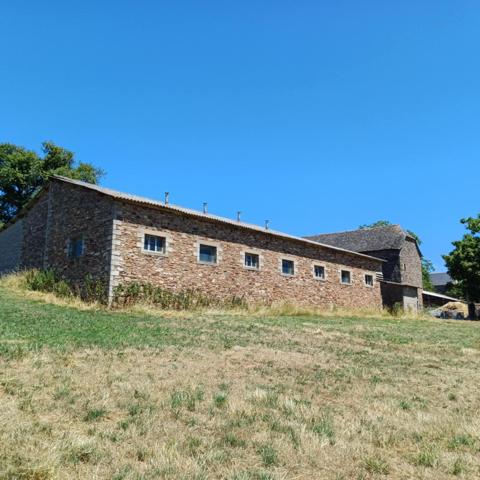 Idéalement située dans la charmante commune de Goutrens à 5mn de Rignac et 10mn de Saint-Christophe-Vallon