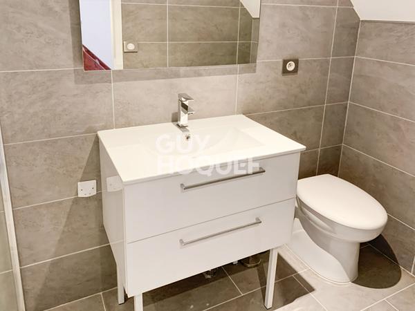 À vendre : Maison de ville triplex de 3 pièces avec entrée indépendante