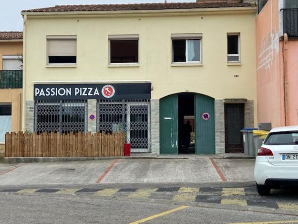 Saint   Cyprien  Village  .   Maison   de 100m² environ   +   Local  commercial