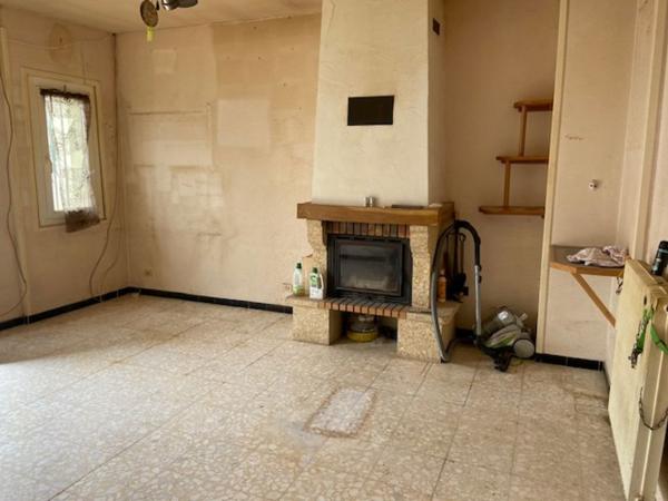 Saint   Cyprien  Village  .   Maison   de 100m² environ   +   Local  commercial