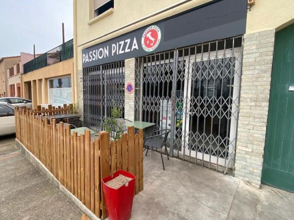 Saint   Cyprien  Village  .   Maison   de 100m² environ   +   Local  commercial