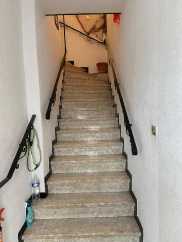 Saint   Cyprien  Village  .   Maison   de 100m² environ   +   Local  commercial