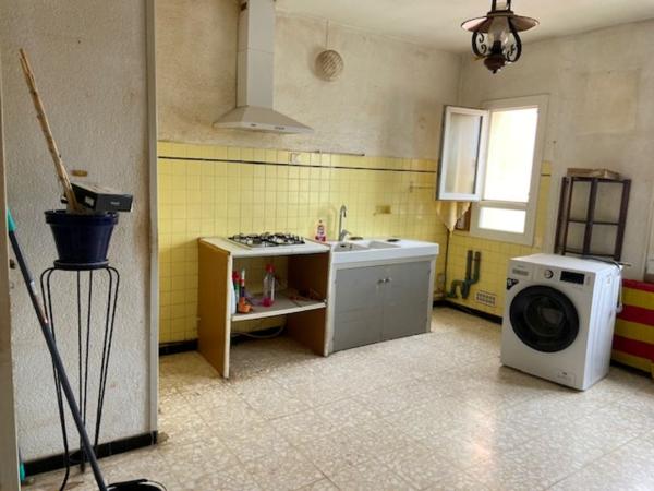 Saint   Cyprien  Village  .   Maison   de 100m² environ   +   Local  commercial