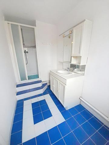 Dunois, Gare à pied. Très bon emplacement. Duplex 5 pièces, 4 chambres avec grand garage et grande cave. Divisible en 2 appartements indépendants.