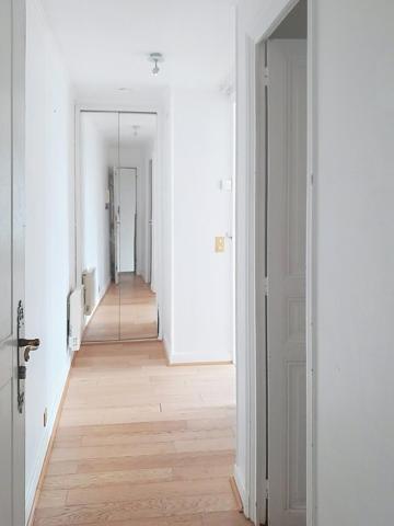 Dunois, Gare à pied. Très bon emplacement. Duplex 5 pièces, 4 chambres avec grand garage et grande cave. Divisible en 2 appartements indépendants.