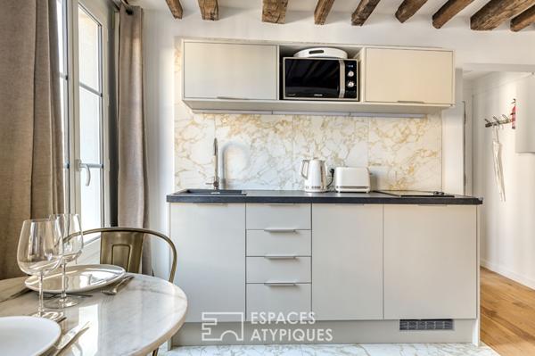 Appartement rénové avec balcon filant au coeur du Marais historique