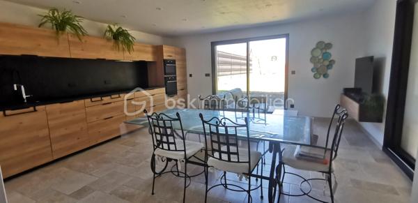 Auneuil! Village avec toutes les commodités sur place! 
Maison typique de la région de 113m2 au sol, alliant avec élégance le charme de l'ancien au confort du moderne. Elle se compose d'une entrée, d'un séjour lumineux avec salon et cuisine aménagée et entièrement équipée, d'une première chambre, d'une salle d'eau avec WC, ainsi que d'une suite parentale. À l'étage, un palier dessert un couloir, un bureau pouvant également être aménagé en salle d'eau avec WC (arrivées d'eau et évacuation déjà en place), ainsi qu'une chambre.

À l'extérieur, vous profiterez d'une agréable terrasse à l'abri des regards, équipée d'un store banne, ainsi que d'un abri de jardin.

La propriété dispose également d'un garage avec un espace buanderie et d'une cave.

**Les atouts supplémentaires :** un studio indépendant d'environ 28 m², idéal pour un projet locatif, une profession libérale ou pour accueillir famille et amis. Il se compose d'une pièce de vie, d'un coin cuisine à aménager, d'une salle d'eau avec WC et d'un espace nuit aménagé sous les combles.
L'ensemble est implanté sur une agréable parcelle de 580 m², offrant un extérieur fonctionnel et préservé.

Côté confort, la maison est équipée d'une pompe à chaleur réversible, idéale pour assurer un confort optimal en toute saison, notamment lors des fortes chaleurs. Vous bénéficierez également de fenêtres en double vitrage ainsi que de volets roulants motorisés, pilotables à distance, pour un confort d'utilisation au quotidien.

Vous êtes séduit par le charme et le potentiel de cette maison ?
N'attendez plus pour venir la découvrir. Je me tiens à votre disposition pour tout renseignement complémentaire ou pour organiser une visite.