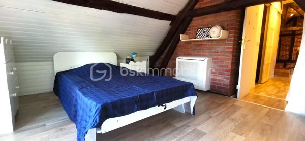 Auneuil! Village avec toutes les commodités sur place! 
Maison typique de la région de 113m2 au sol, alliant avec élégance le charme de l'ancien au confort du moderne. Elle se compose d'une entrée, d'un séjour lumineux avec salon et cuisine aménagée et entièrement équipée, d'une première chambre, d'une salle d'eau avec WC, ainsi que d'une suite parentale. À l'étage, un palier dessert un couloir, un bureau pouvant également être aménagé en salle d'eau avec WC (arrivées d'eau et évacuation déjà en place), ainsi qu'une chambre.

À l'extérieur, vous profiterez d'une agréable terrasse à l'abri des regards, équipée d'un store banne, ainsi que d'un abri de jardin.

La propriété dispose également d'un garage avec un espace buanderie et d'une cave.

**Les atouts supplémentaires :** un studio indépendant d'environ 28 m², idéal pour un projet locatif, une profession libérale ou pour accueillir famille et amis. Il se compose d'une pièce de vie, d'un coin cuisine à aménager, d'une salle d'eau avec WC et d'un espace nuit aménagé sous les combles.
L'ensemble est implanté sur une agréable parcelle de 580 m², offrant un extérieur fonctionnel et préservé.

Côté confort, la maison est équipée d'une pompe à chaleur réversible, idéale pour assurer un confort optimal en toute saison, notamment lors des fortes chaleurs. Vous bénéficierez également de fenêtres en double vitrage ainsi que de volets roulants motorisés, pilotables à distance, pour un confort d'utilisation au quotidien.

Vous êtes séduit par le charme et le potentiel de cette maison ?
N'attendez plus pour venir la découvrir. Je me tiens à votre disposition pour tout renseignement complémentaire ou pour organiser une visite.