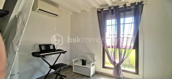 Auneuil! Village avec toutes les commodités sur place! 
Maison typique de la région de 113m2 au sol, alliant avec élégance le charme de l'ancien au confort du moderne. Elle se compose d'une entrée, d'un séjour lumineux avec salon et cuisine aménagée et entièrement équipée, d'une première chambre, d'une salle d'eau avec WC, ainsi que d'une suite parentale. À l'étage, un palier dessert un couloir, un bureau pouvant également être aménagé en salle d'eau avec WC (arrivées d'eau et évacuation déjà en place), ainsi qu'une chambre.

À l'extérieur, vous profiterez d'une agréable terrasse à l'abri des regards, équipée d'un store banne, ainsi que d'un abri de jardin.

La propriété dispose également d'un garage avec un espace buanderie et d'une cave.

**Les atouts supplémentaires :** un studio indépendant d'environ 28 m², idéal pour un projet locatif, une profession libérale ou pour accueillir famille et amis. Il se compose d'une pièce de vie, d'un coin cuisine à aménager, d'une salle d'eau avec WC et d'un espace nuit aménagé sous les combles.
L'ensemble est implanté sur une agréable parcelle de 580 m², offrant un extérieur fonctionnel et préservé.

Côté confort, la maison est équipée d'une pompe à chaleur réversible, idéale pour assurer un confort optimal en toute saison, notamment lors des fortes chaleurs. Vous bénéficierez également de fenêtres en double vitrage ainsi que de volets roulants motorisés, pilotables à distance, pour un confort d'utilisation au quotidien.

Vous êtes séduit par le charme et le potentiel de cette maison ?
N'attendez plus pour venir la découvrir. Je me tiens à votre disposition pour tout renseignement complémentaire ou pour organiser une visite.