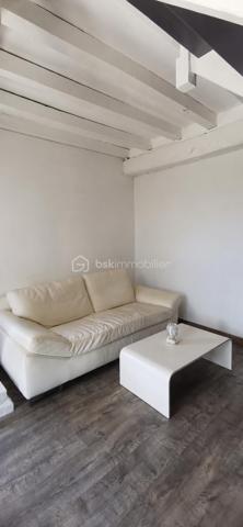 Auneuil! Village avec toutes les commodités sur place! 
Maison typique de la région de 113m2 au sol, alliant avec élégance le charme de l'ancien au confort du moderne. Elle se compose d'une entrée, d'un séjour lumineux avec salon et cuisine aménagée et entièrement équipée, d'une première chambre, d'une salle d'eau avec WC, ainsi que d'une suite parentale. À l'étage, un palier dessert un couloir, un bureau pouvant également être aménagé en salle d'eau avec WC (arrivées d'eau et évacuation déjà en place), ainsi qu'une chambre.

À l'extérieur, vous profiterez d'une agréable terrasse à l'abri des regards, équipée d'un store banne, ainsi que d'un abri de jardin.

La propriété dispose également d'un garage avec un espace buanderie et d'une cave.

**Les atouts supplémentaires :** un studio indépendant d'environ 28 m², idéal pour un projet locatif, une profession libérale ou pour accueillir famille et amis. Il se compose d'une pièce de vie, d'un coin cuisine à aménager, d'une salle d'eau avec WC et d'un espace nuit aménagé sous les combles.
L'ensemble est implanté sur une agréable parcelle de 580 m², offrant un extérieur fonctionnel et préservé.

Côté confort, la maison est équipée d'une pompe à chaleur réversible, idéale pour assurer un confort optimal en toute saison, notamment lors des fortes chaleurs. Vous bénéficierez également de fenêtres en double vitrage ainsi que de volets roulants motorisés, pilotables à distance, pour un confort d'utilisation au quotidien.

Vous êtes séduit par le charme et le potentiel de cette maison ?
N'attendez plus pour venir la découvrir. Je me tiens à votre disposition pour tout renseignement complémentaire ou pour organiser une visite.