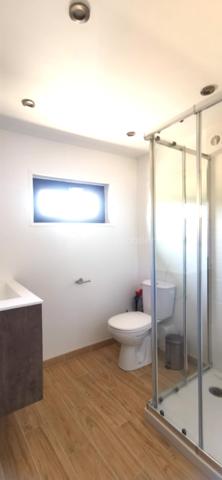 Auneuil! Village avec toutes les commodités sur place! 
Maison typique de la région de 113m2 au sol, alliant avec élégance le charme de l'ancien au confort du moderne. Elle se compose d'une entrée, d'un séjour lumineux avec salon et cuisine aménagée et entièrement équipée, d'une première chambre, d'une salle d'eau avec WC, ainsi que d'une suite parentale. À l'étage, un palier dessert un couloir, un bureau pouvant également être aménagé en salle d'eau avec WC (arrivées d'eau et évacuation déjà en place), ainsi qu'une chambre.

À l'extérieur, vous profiterez d'une agréable terrasse à l'abri des regards, équipée d'un store banne, ainsi que d'un abri de jardin.

La propriété dispose également d'un garage avec un espace buanderie et d'une cave.

**Les atouts supplémentaires :** un studio indépendant d'environ 28 m², idéal pour un projet locatif, une profession libérale ou pour accueillir famille et amis. Il se compose d'une pièce de vie, d'un coin cuisine à aménager, d'une salle d'eau avec WC et d'un espace nuit aménagé sous les combles.
L'ensemble est implanté sur une agréable parcelle de 580 m², offrant un extérieur fonctionnel et préservé.

Côté confort, la maison est équipée d'une pompe à chaleur réversible, idéale pour assurer un confort optimal en toute saison, notamment lors des fortes chaleurs. Vous bénéficierez également de fenêtres en double vitrage ainsi que de volets roulants motorisés, pilotables à distance, pour un confort d'utilisation au quotidien.

Vous êtes séduit par le charme et le potentiel de cette maison ?
N'attendez plus pour venir la découvrir. Je me tiens à votre disposition pour tout renseignement complémentaire ou pour organiser une visite.