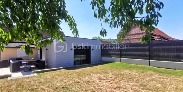 Auneuil! Village avec toutes les commodités sur place! 
Maison typique de la région de 113m2 au sol, alliant avec élégance le charme de l'ancien au confort du moderne. Elle se compose d'une entrée, d'un séjour lumineux avec salon et cuisine aménagée et entièrement équipée, d'une première chambre, d'une salle d'eau avec WC, ainsi que d'une suite parentale. À l'étage, un palier dessert un couloir, un bureau pouvant également être aménagé en salle d'eau avec WC (arrivées d'eau et évacuation déjà en place), ainsi qu'une chambre.

À l'extérieur, vous profiterez d'une agréable terrasse à l'abri des regards, équipée d'un store banne, ainsi que d'un abri de jardin.

La propriété dispose également d'un garage avec un espace buanderie et d'une cave.

**Les atouts supplémentaires :** un studio indépendant d'environ 28 m², idéal pour un projet locatif, une profession libérale ou pour accueillir famille et amis. Il se compose d'une pièce de vie, d'un coin cuisine à aménager, d'une salle d'eau avec WC et d'un espace nuit aménagé sous les combles.
L'ensemble est implanté sur une agréable parcelle de 580 m², offrant un extérieur fonctionnel et préservé.

Côté confort, la maison est équipée d'une pompe à chaleur réversible, idéale pour assurer un confort optimal en toute saison, notamment lors des fortes chaleurs. Vous bénéficierez également de fenêtres en double vitrage ainsi que de volets roulants motorisés, pilotables à distance, pour un confort d'utilisation au quotidien.

Vous êtes séduit par le charme et le potentiel de cette maison ?
N'attendez plus pour venir la découvrir. Je me tiens à votre disposition pour tout renseignement complémentaire ou pour organiser une visite.