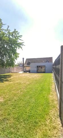 Auneuil! Village avec toutes les commodités sur place! 
Maison typique de la région de 113m2 au sol, alliant avec élégance le charme de l'ancien au confort du moderne. Elle se compose d'une entrée, d'un séjour lumineux avec salon et cuisine aménagée et entièrement équipée, d'une première chambre, d'une salle d'eau avec WC, ainsi que d'une suite parentale. À l'étage, un palier dessert un couloir, un bureau pouvant également être aménagé en salle d'eau avec WC (arrivées d'eau et évacuation déjà en place), ainsi qu'une chambre.

À l'extérieur, vous profiterez d'une agréable terrasse à l'abri des regards, équipée d'un store banne, ainsi que d'un abri de jardin.

La propriété dispose également d'un garage avec un espace buanderie et d'une cave.

**Les atouts supplémentaires :** un studio indépendant d'environ 28 m², idéal pour un projet locatif, une profession libérale ou pour accueillir famille et amis. Il se compose d'une pièce de vie, d'un coin cuisine à aménager, d'une salle d'eau avec WC et d'un espace nuit aménagé sous les combles.
L'ensemble est implanté sur une agréable parcelle de 580 m², offrant un extérieur fonctionnel et préservé.

Côté confort, la maison est équipée d'une pompe à chaleur réversible, idéale pour assurer un confort optimal en toute saison, notamment lors des fortes chaleurs. Vous bénéficierez également de fenêtres en double vitrage ainsi que de volets roulants motorisés, pilotables à distance, pour un confort d'utilisation au quotidien.

Vous êtes séduit par le charme et le potentiel de cette maison ?
N'attendez plus pour venir la découvrir. Je me tiens à votre disposition pour tout renseignement complémentaire ou pour organiser une visite.