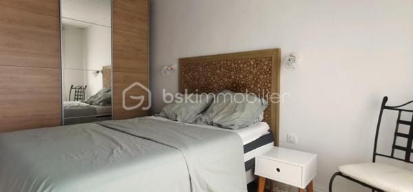 Auneuil! Village avec toutes les commodités sur place! 
Maison typique de la région de 113m2 au sol, alliant avec élégance le charme de l'ancien au confort du moderne. Elle se compose d'une entrée, d'un séjour lumineux avec salon et cuisine aménagée et entièrement équipée, d'une première chambre, d'une salle d'eau avec WC, ainsi que d'une suite parentale. À l'étage, un palier dessert un couloir, un bureau pouvant également être aménagé en salle d'eau avec WC (arrivées d'eau et évacuation déjà en place), ainsi qu'une chambre.

À l'extérieur, vous profiterez d'une agréable terrasse à l'abri des regards, équipée d'un store banne, ainsi que d'un abri de jardin.

La propriété dispose également d'un garage avec un espace buanderie et d'une cave.

**Les atouts supplémentaires :** un studio indépendant d'environ 28 m², idéal pour un projet locatif, une profession libérale ou pour accueillir famille et amis. Il se compose d'une pièce de vie, d'un coin cuisine à aménager, d'une salle d'eau avec WC et d'un espace nuit aménagé sous les combles.
L'ensemble est implanté sur une agréable parcelle de 580 m², offrant un extérieur fonctionnel et préservé.

Côté confort, la maison est équipée d'une pompe à chaleur réversible, idéale pour assurer un confort optimal en toute saison, notamment lors des fortes chaleurs. Vous bénéficierez également de fenêtres en double vitrage ainsi que de volets roulants motorisés, pilotables à distance, pour un confort d'utilisation au quotidien.

Vous êtes séduit par le charme et le potentiel de cette maison ?
N'attendez plus pour venir la découvrir. Je me tiens à votre disposition pour tout renseignement complémentaire ou pour organiser une visite.
