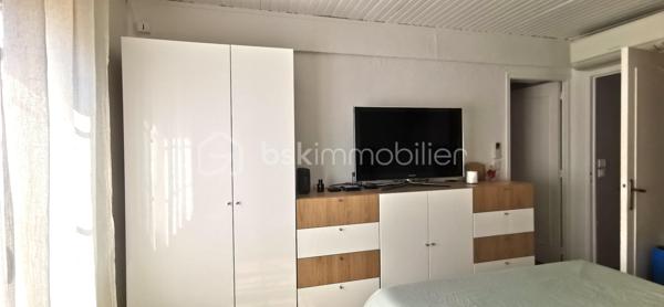 Auneuil! Village avec toutes les commodités sur place! 
Maison typique de la région de 113m2 au sol, alliant avec élégance le charme de l'ancien au confort du moderne. Elle se compose d'une entrée, d'un séjour lumineux avec salon et cuisine aménagée et entièrement équipée, d'une première chambre, d'une salle d'eau avec WC, ainsi que d'une suite parentale. À l'étage, un palier dessert un couloir, un bureau pouvant également être aménagé en salle d'eau avec WC (arrivées d'eau et évacuation déjà en place), ainsi qu'une chambre.

À l'extérieur, vous profiterez d'une agréable terrasse à l'abri des regards, équipée d'un store banne, ainsi que d'un abri de jardin.

La propriété dispose également d'un garage avec un espace buanderie et d'une cave.

**Les atouts supplémentaires :** un studio indépendant d'environ 28 m², idéal pour un projet locatif, une profession libérale ou pour accueillir famille et amis. Il se compose d'une pièce de vie, d'un coin cuisine à aménager, d'une salle d'eau avec WC et d'un espace nuit aménagé sous les combles.
L'ensemble est implanté sur une agréable parcelle de 580 m², offrant un extérieur fonctionnel et préservé.

Côté confort, la maison est équipée d'une pompe à chaleur réversible, idéale pour assurer un confort optimal en toute saison, notamment lors des fortes chaleurs. Vous bénéficierez également de fenêtres en double vitrage ainsi que de volets roulants motorisés, pilotables à distance, pour un confort d'utilisation au quotidien.

Vous êtes séduit par le charme et le potentiel de cette maison ?
N'attendez plus pour venir la découvrir. Je me tiens à votre disposition pour tout renseignement complémentaire ou pour organiser une visite.