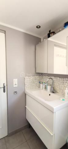 Auneuil! Village avec toutes les commodités sur place! 
Maison typique de la région de 113m2 au sol, alliant avec élégance le charme de l'ancien au confort du moderne. Elle se compose d'une entrée, d'un séjour lumineux avec salon et cuisine aménagée et entièrement équipée, d'une première chambre, d'une salle d'eau avec WC, ainsi que d'une suite parentale. À l'étage, un palier dessert un couloir, un bureau pouvant également être aménagé en salle d'eau avec WC (arrivées d'eau et évacuation déjà en place), ainsi qu'une chambre.

À l'extérieur, vous profiterez d'une agréable terrasse à l'abri des regards, équipée d'un store banne, ainsi que d'un abri de jardin.

La propriété dispose également d'un garage avec un espace buanderie et d'une cave.

**Les atouts supplémentaires :** un studio indépendant d'environ 28 m², idéal pour un projet locatif, une profession libérale ou pour accueillir famille et amis. Il se compose d'une pièce de vie, d'un coin cuisine à aménager, d'une salle d'eau avec WC et d'un espace nuit aménagé sous les combles.
L'ensemble est implanté sur une agréable parcelle de 580 m², offrant un extérieur fonctionnel et préservé.

Côté confort, la maison est équipée d'une pompe à chaleur réversible, idéale pour assurer un confort optimal en toute saison, notamment lors des fortes chaleurs. Vous bénéficierez également de fenêtres en double vitrage ainsi que de volets roulants motorisés, pilotables à distance, pour un confort d'utilisation au quotidien.

Vous êtes séduit par le charme et le potentiel de cette maison ?
N'attendez plus pour venir la découvrir. Je me tiens à votre disposition pour tout renseignement complémentaire ou pour organiser une visite.