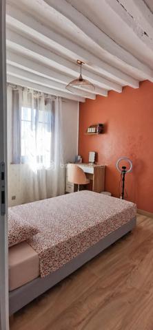 Auneuil! Village avec toutes les commodités sur place! 
Maison typique de la région de 113m2 au sol, alliant avec élégance le charme de l'ancien au confort du moderne. Elle se compose d'une entrée, d'un séjour lumineux avec salon et cuisine aménagée et entièrement équipée, d'une première chambre, d'une salle d'eau avec WC, ainsi que d'une suite parentale. À l'étage, un palier dessert un couloir, un bureau pouvant également être aménagé en salle d'eau avec WC (arrivées d'eau et évacuation déjà en place), ainsi qu'une chambre.

À l'extérieur, vous profiterez d'une agréable terrasse à l'abri des regards, équipée d'un store banne, ainsi que d'un abri de jardin.

La propriété dispose également d'un garage avec un espace buanderie et d'une cave.

**Les atouts supplémentaires :** un studio indépendant d'environ 28 m², idéal pour un projet locatif, une profession libérale ou pour accueillir famille et amis. Il se compose d'une pièce de vie, d'un coin cuisine à aménager, d'une salle d'eau avec WC et d'un espace nuit aménagé sous les combles.
L'ensemble est implanté sur une agréable parcelle de 580 m², offrant un extérieur fonctionnel et préservé.

Côté confort, la maison est équipée d'une pompe à chaleur réversible, idéale pour assurer un confort optimal en toute saison, notamment lors des fortes chaleurs. Vous bénéficierez également de fenêtres en double vitrage ainsi que de volets roulants motorisés, pilotables à distance, pour un confort d'utilisation au quotidien.

Vous êtes séduit par le charme et le potentiel de cette maison ?
N'attendez plus pour venir la découvrir. Je me tiens à votre disposition pour tout renseignement complémentaire ou pour organiser une visite.