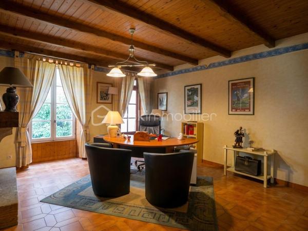 À quelques pas des commerces et des services, cette maison familiale en pierre d'environ 145 m² habitables bénéficie d'un emplacement privilégié en plein cœur de Marennes, permettant de profiter du quotidien à pied.
Le rez-de-chaussée s'organise autour d'une entrée desservant une cuisine aménagée, un salon ouvrant sur une cour intime sans vis-à-vis, une salle à manger lumineuse, une salle d'eau, un WC indépendant ainsi qu'un garage, très appréciable en centre ville. À l'étage, le palier distribue quatre chambres aux volumes confortables, d'environ 10 à 19 m², offrant de nombreuses possibilités d'aménagement pour une famille, un espace de télétravail ou une chambre d'amis. Une salle de bains et un second WC indépendant complètent ce niveau.
Cette maison nécessite des travaux de modernisation et de rafraîchissement. Sa structure est saine et elle a conservé des matériaux de qualité, offrant une excellente base pour un projet de rénovation alliant le charme de l'ancien et le confort actuel.
Actuellement à usage de bureaux, l'ensemble des pièces et éléments de la maison d'habitation d'origine ont été conservés.