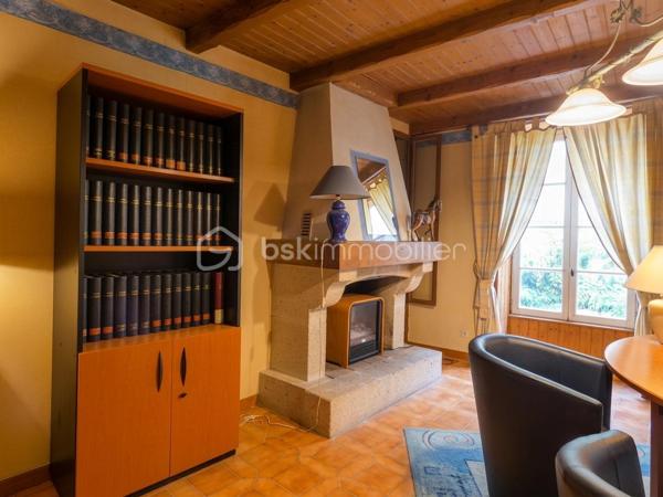 À quelques pas des commerces et des services, cette maison familiale en pierre d'environ 145 m² habitables bénéficie d'un emplacement privilégié en plein cœur de Marennes, permettant de profiter du quotidien à pied.
Le rez-de-chaussée s'organise autour d'une entrée desservant une cuisine aménagée, un salon ouvrant sur une cour intime sans vis-à-vis, une salle à manger lumineuse, une salle d'eau, un WC indépendant ainsi qu'un garage, très appréciable en centre ville. À l'étage, le palier distribue quatre chambres aux volumes confortables, d'environ 10 à 19 m², offrant de nombreuses possibilités d'aménagement pour une famille, un espace de télétravail ou une chambre d'amis. Une salle de bains et un second WC indépendant complètent ce niveau.
Cette maison nécessite des travaux de modernisation et de rafraîchissement. Sa structure est saine et elle a conservé des matériaux de qualité, offrant une excellente base pour un projet de rénovation alliant le charme de l'ancien et le confort actuel.
Actuellement à usage de bureaux, l'ensemble des pièces et éléments de la maison d'habitation d'origine ont été conservés.