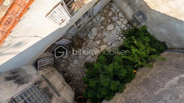 À quelques pas des commerces et des services, cette maison familiale en pierre d'environ 145 m² habitables bénéficie d'un emplacement privilégié en plein cœur de Marennes, permettant de profiter du quotidien à pied.
Le rez-de-chaussée s'organise autour d'une entrée desservant une cuisine aménagée, un salon ouvrant sur une cour intime sans vis-à-vis, une salle à manger lumineuse, une salle d'eau, un WC indépendant ainsi qu'un garage, très appréciable en centre ville. À l'étage, le palier distribue quatre chambres aux volumes confortables, d'environ 10 à 19 m², offrant de nombreuses possibilités d'aménagement pour une famille, un espace de télétravail ou une chambre d'amis. Une salle de bains et un second WC indépendant complètent ce niveau.
Cette maison nécessite des travaux de modernisation et de rafraîchissement. Sa structure est saine et elle a conservé des matériaux de qualité, offrant une excellente base pour un projet de rénovation alliant le charme de l'ancien et le confort actuel.
Actuellement à usage de bureaux, l'ensemble des pièces et éléments de la maison d'habitation d'origine ont été conservés.