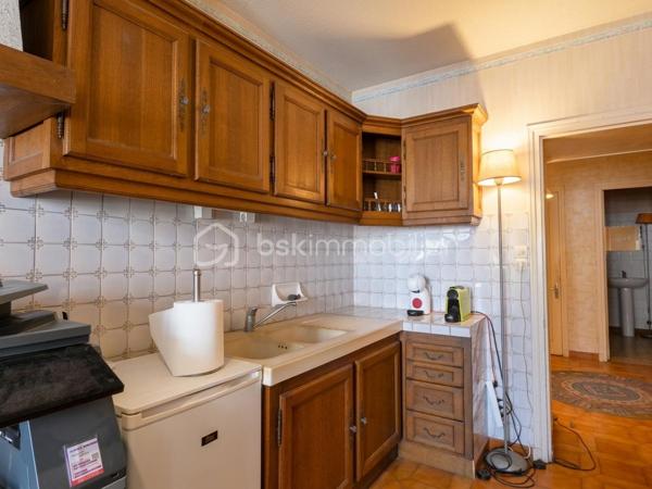 À quelques pas des commerces et des services, cette maison familiale en pierre d'environ 145 m² habitables bénéficie d'un emplacement privilégié en plein cœur de Marennes, permettant de profiter du quotidien à pied.
Le rez-de-chaussée s'organise autour d'une entrée desservant une cuisine aménagée, un salon ouvrant sur une cour intime sans vis-à-vis, une salle à manger lumineuse, une salle d'eau, un WC indépendant ainsi qu'un garage, très appréciable en centre ville. À l'étage, le palier distribue quatre chambres aux volumes confortables, d'environ 10 à 19 m², offrant de nombreuses possibilités d'aménagement pour une famille, un espace de télétravail ou une chambre d'amis. Une salle de bains et un second WC indépendant complètent ce niveau.
Cette maison nécessite des travaux de modernisation et de rafraîchissement. Sa structure est saine et elle a conservé des matériaux de qualité, offrant une excellente base pour un projet de rénovation alliant le charme de l'ancien et le confort actuel.
Actuellement à usage de bureaux, l'ensemble des pièces et éléments de la maison d'habitation d'origine ont été conservés.